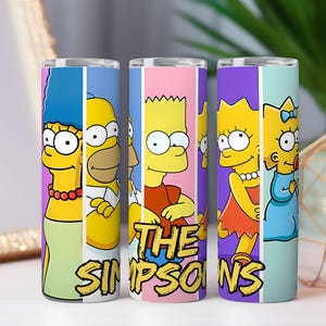 Op de afbeelding: Drie roestvrijstalen bekers met personages uit The Simpsons. Elke beker heeft een ander personage: Marge, Homer, Bart, Lisa en Maggie. De tekst "THE SIMPSONS" staat op de bekers.