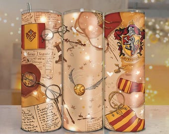 Puede incluir: Tres vasos de acero inoxidable con temática de Harry Potter. Cada vaso presenta un diseño diferente, incluyendo el escudo de Gryffindor, una snitch dorada y fondos estilo pergamino con ilustraciones y texto. Los vasos tienen una pajita.