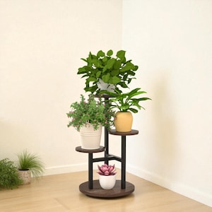 Może przedstawiać: Trzypoziomowy stojak na rośliny z ciemnobrązowymi, okrągłymi półkami i czarnymi wspornikami. Stojak mieści kilka roślin doniczkowych, w tym dużą, liściastą zieloną roślinę, małego różowego sukulenta i inne rośliny zielone w białych i żółtych donicach.