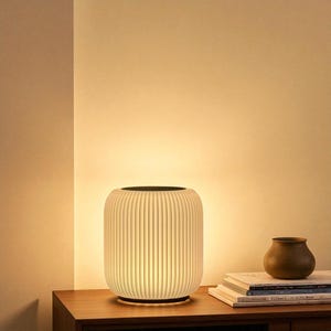 Puede incluir: Un letrero de madera rústica con el texto "Welcome to our home" en letras blancas. El letrero presenta un acabado envejecido y un diseño sencillo y acogedor, perfecto para la decoración de la puerta principal.