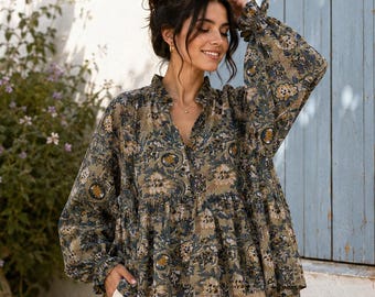Handbedrukte katoenen blouse in boerenstijl met bloemenprint, V-hals, rucheskraag en ballonmouwen.