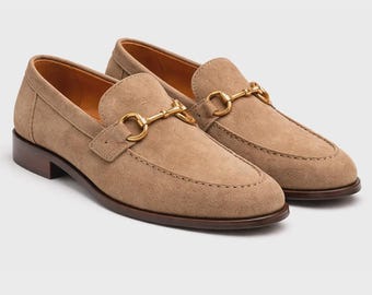 Handgjorda herrloafers i beige mocka med hästsula - slip-on-skor för män