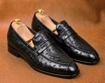 Handgemaakte zwarte loafers van struisvogelhuidleer: herenschoenen voor zakelijke gelegenheden