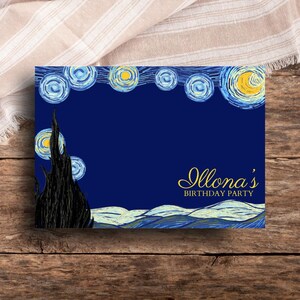 Può includere: Un oggetto di scena rettangolare per cabina fotografica con sfondo blu scuro e design a notte stellata. Il design include stelle gialle e blu vorticose, un albero nero e il testo "Illona's BIRTHDAY PARTY" in oro.
