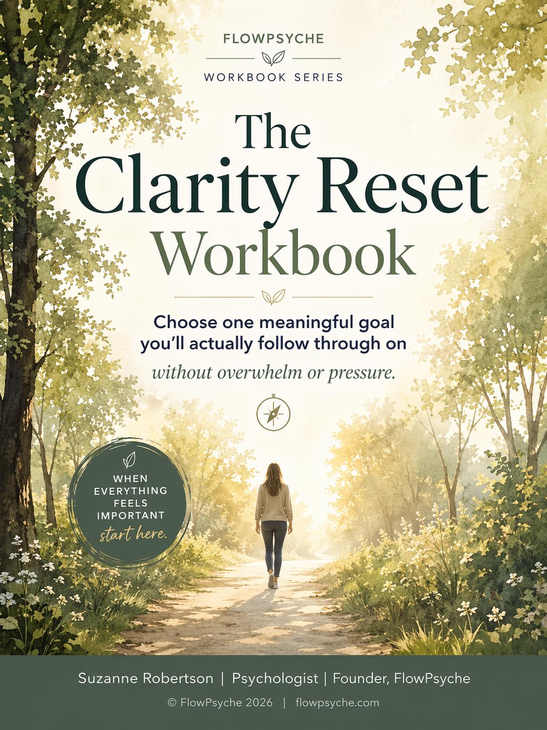 Puede incluir: La portada del Clarity Reset Workbook presenta una serena ilustración en acuarela de un camino soleado. El título es prominente, con el texto «Elige una meta significativa que realmente cumplirás». Un gráfico circular dice «Cuando todo parezca importante, empieza aquí».