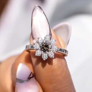 1.05 CT Round Brilliant Lab-Grown Diamond Flower Cluster Ring – F Colorless, VS+ Clarity | Elegant Gold Ring for Engagement, Anniversary