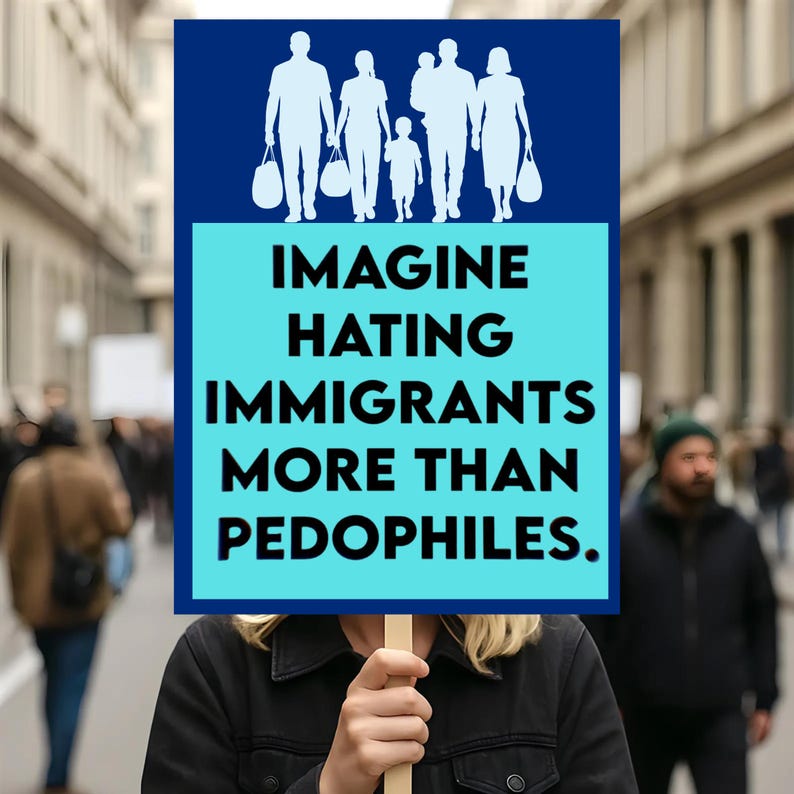 K&ouml;nnte beinhalten: Eine Person h&auml;lt ein Schild mit dem Text "IMAGINE HATING IMMIGRANTS MORE THAN PEDOPHILES." Das Schild hat einen blauen Hintergrund mit wei&szlig;en Silhouetten von Menschen oben und eine hellblaue Mitte.