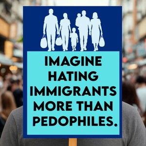 K&ouml;nnte beinhalten: Ein Schild mit einem blauen oberen Bereich mit wei&szlig;en Silhouetten einer Familie. Der untere Bereich ist hellblau mit dem Text: &bdquo;IMAGINE HATING IMMIGRANTS MORE THAN PEDOPHILES.&ldquo;