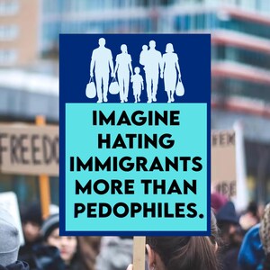 K&ouml;nnte beinhalten: Ein Schild mit blauem Rand und hellblauem Zentrum. Der obere Teil des Schildes zeigt wei&szlig;e Silhouetten einer Familie. Der Text auf dem Schild lautet: &bdquo;STELL DIR VOR, DU HASST IMMIGRANTEN MEHR ALS P&Auml;DOPHILE.&ldquo;