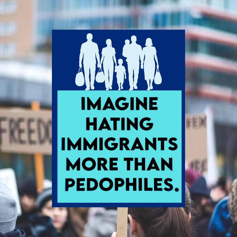 K&ouml;nnte beinhalten: Ein Schild mit blauem Rand und hellblauem Zentrum. Der obere Teil des Schildes zeigt wei&szlig;e Silhouetten einer Familie. Der Text auf dem Schild lautet: &bdquo;STELL DIR VOR, DU HASST IMMIGRANTEN MEHR ALS P&Auml;DOPHILE.&ldquo;