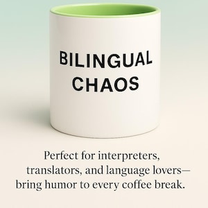 Puede incluir: Taza de cerámica blanca con interior verde, con el texto negro "BILINGUAL CHAOS". Un regalo humorístico para los amantes de los idiomas. Ideal para café o té.