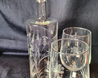 Vintage Etched Princess house Decanter with 2 Stem Etched Glasses with stopper