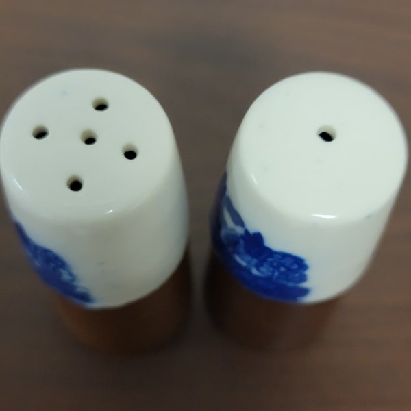 Vintage Blue Willow, Chinoiserie blue and white salt and pepper shakers