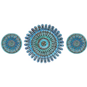 Op de afbeelding: Drie decoratieve keramische borden met ingewikkelde geometrische patronen in blauw en groen. Het middelste bord is groter dan de twee kleinere.