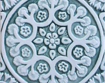 Azulejo de cerâmica floral para parede: Suzani Design, azul-marinho e branco (20 cm/7,9")