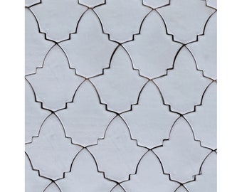 Pode incluir: Azulejos de cerâmica branca com um padrão geométrico. Os azulejos têm um design ligeiramente elevado, criando uma superfície texturizada.