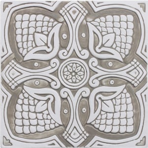 Può includere: Piastrella quadrata in ceramica con un design simmetrico in rilievo in bianco e grigio. Il motivo presenta elementi floreali e geometrici, tra cui un fiore centrale e motivi a foglie, con un motivo strutturato a scaglie negli angoli.