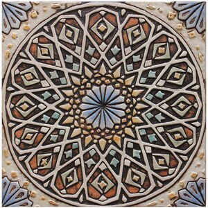 Op de afbeelding: Een keramische tegel met een gedetailleerd geometrisch patroon in tinten bruin, blauw en wit. Het patroon is gecentreerd rond een stervormig ontwerp.