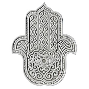 Op de afbeelding: Een witte keramische hamsa-hand met ingewikkelde details en een blauw oog in het midden. De hamsa is in veel culturen een symbool van bescherming en geluk.