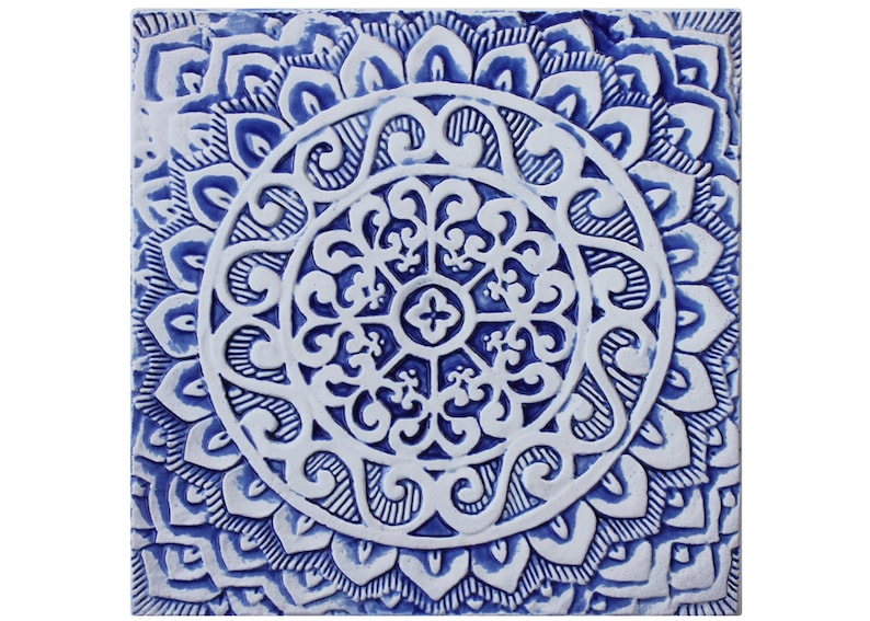 Blau und weiß dekorative Fliesen mit Relief schnitzen | Etsy