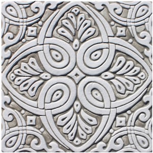 Puede incluir: Un azulejo de cerámica blanco con un intrincado patrón geométrico en relieve de color gris claro.