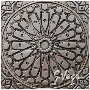Sammler Keramikfliesenstücke, künstlerische Wanddekoration, Reliefskulpturen, handgefertigte Keramikkunst, strukturierte Wandfliesen, Moroc # 1 gealtertes Silber