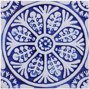 Design floreale in piastrelle di ceramica, arte da appendere alla parete per esterni, decorazione a mosaico, scultura da parete per spiaggia e decorazioni costiere, Suzani n. 3 20 cm blu e bianco