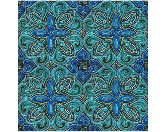 Pode incluir: Quatro azulejos quadrados de cerâmica com um padrão floral azul e verde. Os azulejos têm um design em relevo texturizado.