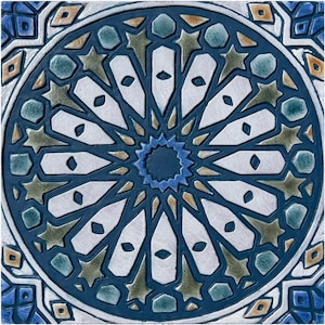 Op de afbeelding: Een blauwe en witte keramische tegel met een geometrisch patroon. De tegel heeft een centrale cirkel met een stervormig ontwerp, omringd door een ring van kleinere sterren en geometrische vormen.