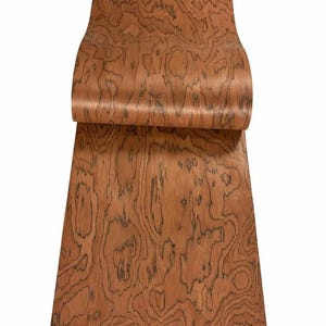 K&ouml;nnte beinhalten: Ein Holzfurnierblatt in einem satten, rotbraunen Farbton mit einem ausgepr&auml;gten, wirbelnden Maserungsmuster. Das Furnier ist teilweise gerollt und zeigt die komplizierten Details des nat&uuml;rlichen Designs des Holzes. Das Holz scheint glatt und bereit f&uuml;r Holzbearbeitungsprojekte zu sein.