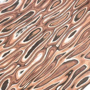 Puede incluir: Patr&oacute;n abstracto de vetas de madera. La imagen presenta un dise&ntilde;o repetitivo de l&iacute;neas onduladas en tonos marr&oacute;n, beige y blanco, creando una apariencia texturizada y org&aacute;nica. La orientaci&oacute;n diagonal a&ntilde;ade inter&eacute;s visual.