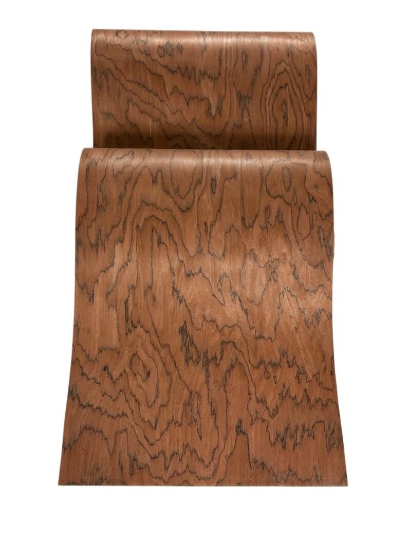 K&ouml;nnte beinhalten: Ein Holzstuhl mit geschwungener R&uuml;ckenlehne und Sitzfl&auml;che. Der Stuhl besteht aus rotbraunem Holz mit dunklen, wirbelnden Maserungsmustern. Das Design ist modern und minimalistisch, geeignet f&uuml;r den Heim- oder B&uuml;rogebrauch.
