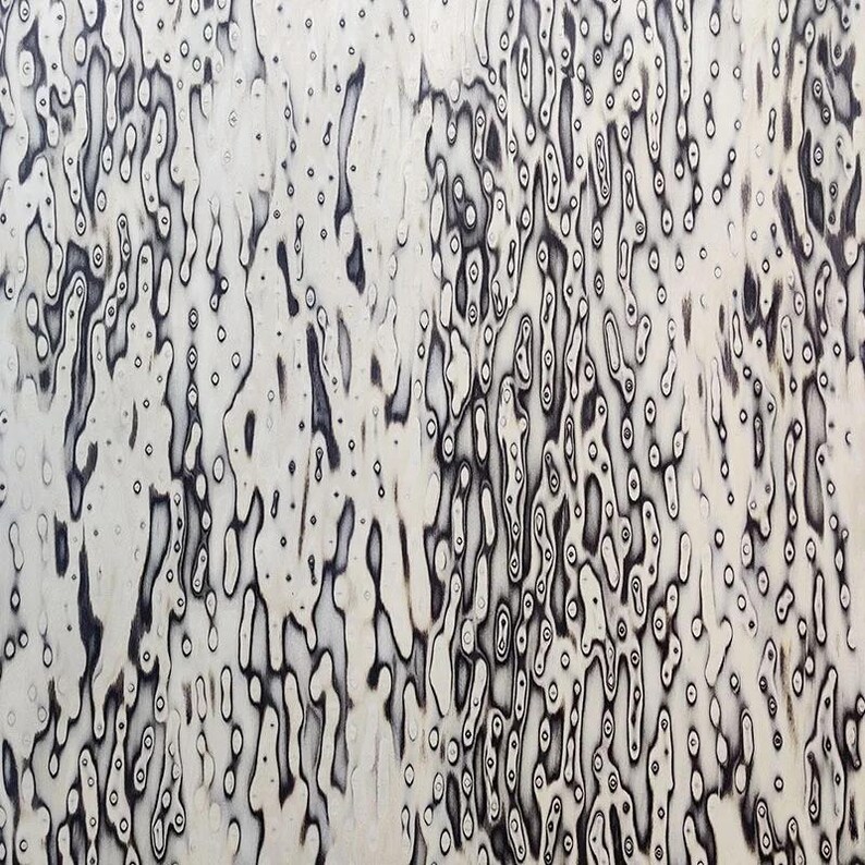 Pu&ograve; includere: Motivo astratto con sfondo beige chiaro e una rete di forme organiche grigio scuro. Le forme assomigliano a goccioline e ovali allungati, creando un design strutturato e fluido. Il motivo ha un aspetto naturale e artistico.