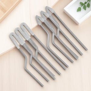 Puede incluir: Juego de tres tazas de cerámica con acabado mate moteado. Las tazas son de color crema, gris claro y gris oscuro. Cada taza tiene un diseño simple y minimalista.