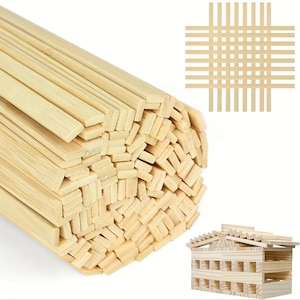 Op de afbeelding: Een grote bundel lichtgekleurde, rechthoekige houten stokjes met een gladde afwerking. De afbeelding toont ook een rasterpatroon gevormd door de stokjes en een kleine structuur gebouwd door de stokjes in een horizontale opstelling te stapelen.