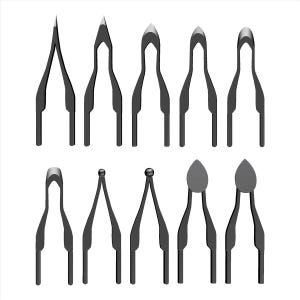 Puede incluir: Una colección de diez puntas de soldadura de color gris oscuro, cada una con una forma única. Las puntas varían desde puntas afiladas hasta diseños redondeados y planos. Las herramientas están dispuestas en dos filas sobre un fondo blanco.