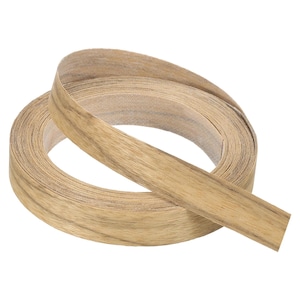 Könnte beinhalten: Eine Rolle Kantenband aus Holzfurnier mit einem hellbraunen Holzmaserungsmuster. Der flexible Streifen ist aufgerollt und zeigt die natürliche Holzstruktur und Farbvariationen. Ideal für Möbelkanten und Holzbearbeitungsprojekte.