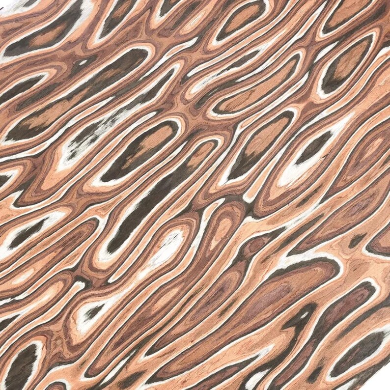 Puede incluir: Patr&oacute;n abstracto de vetas de madera. La imagen presenta un dise&ntilde;o repetitivo de l&iacute;neas onduladas en tonos marr&oacute;n, beige y blanco, creando una apariencia texturizada y org&aacute;nica. La orientaci&oacute;n diagonal a&ntilde;ade inter&eacute;s visual.