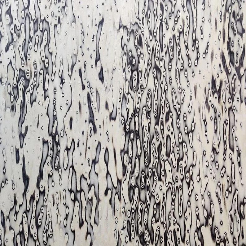 Pu&ograve; includere: Motivo astratto con sfondo beige chiaro e una rete di forme organiche scure. Le forme sono allungate e a goccia, con dimensioni e densit&agrave; variabili, creando un effetto strutturato e artistico. Il design ricorda le venature del legno o i motivi acquatici.