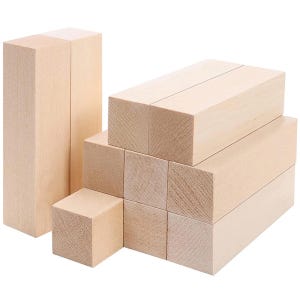 Peut inclure: Un ensemble de blocs de bois non finis de différentes tailles. Les blocs sont rectangulaires et carrés, de couleur bois clair et naturelle. Certains blocs sont empilés, d'autres sont séparés, révélant le grain du bois.
