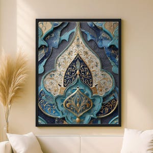 Puede incluir: Obra de arte enmarcada con un diseño ornamental tridimensional. La obra presenta un motivo central en tonos azules, dorados y blancos, con patrones y texturas intrincados. La pieza se encuentra sobre un fondo gris oscuro, creando un contraste llamativo.