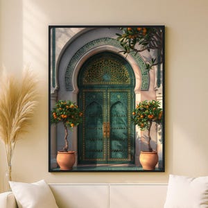 Peut inclure: Impression d'art encadrée représentant une porte vert turquoise avec des détails dorés, encadrée dans une arche. Deux orangers en pot encadrent la porte. Thème architectural du Moyen-Orient.