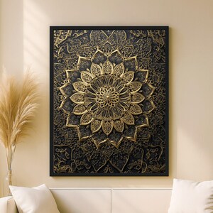 Puede incluir: Una obra de arte mural enmarcada con un diseño de mandala dorado detallado sobre un fondo oscuro. El mandala presenta un intrincado patrón floral en capas. El marco es negro y la obra de arte se exhibe en un salón.