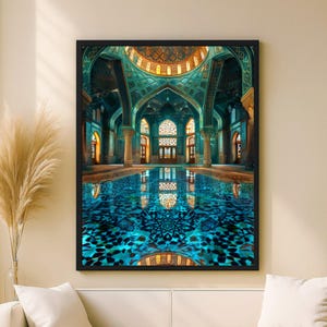 Peut inclure: Impression encadrée d'un intérieur de mosquée avec un bassin réfléchissant. L'architecture présente des accents turquoise et dorés, des plafonds voûtés et des détails ornés. Le bassin reflète le design du bâtiment.