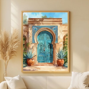 Peut inclure: Une impression encadrée à l'aquarelle d'une porte arquée turquoise avec des sculptures complexes. La porte est située dans un bâtiment en pierre beige avec des plantes en pot. L'œuvre d'art a une ambiance chaleureuse, avec un ciel bleu visible au-dessus.