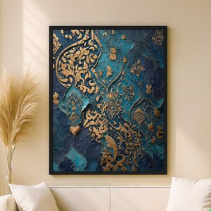 Könnte beinhalten: Gerahmtes Wandkunstwerk mit einem aufwändigen, geprägten Design. Das Kunstwerk zeigt eine satte Farbpalette aus tiefen Blautönen und Türkis, akzentuiert mit goldenen floralen Mustern. Der Rahmen ist schwarz, und die Gesamtästhetik ist aufwendig und dekorativ.
