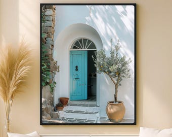 Peut inclure: Impression encadrée d'une scène méditerranéenne. Une porte turquoise est encastrée dans une arche blanche. Un olivier en pot de terre cuite est à droite. Des marches en pierre mènent à la porte, avec un mur en pierre à gauche.