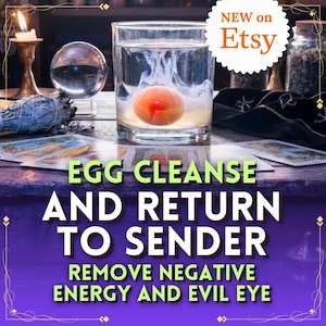 Puede incluir: Un vaso de agua con un huevo dentro, con el texto "EGG CLEANSE AND RETURN TO SENDER" y "REMOVE NEGATIVE ENERGY AND EVIL EYE". Una pegatina "NEW on Etsy" está en la esquina superior derecha. Otros elementos incluyen cartas del tarot, una vela y una bola de cristal.