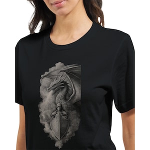 Koszulka „Smok i Rycerz”: Średniowieczna Sztuka Fantasy – Unisex Bella + Canvas Tee