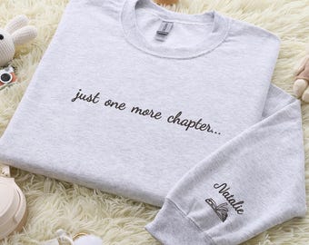 Moletom "Só Mais Um Capítulo" - Moletom Bordado para Amantes de Livros - Moletom para Leitores Ávidos - Roupa Confortável para Leitores - Presente para Bibliotecários